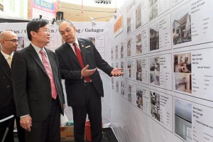 Choices aplenty: Kho (right) chatting with Chow during a tour of the exhibition at Queensbay Mall, Penang.